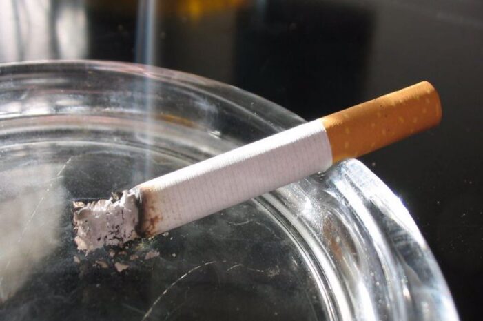 Vânzarea de țigări minorilor sub 18 ani se lasă cu amendă și închiderea magazinului