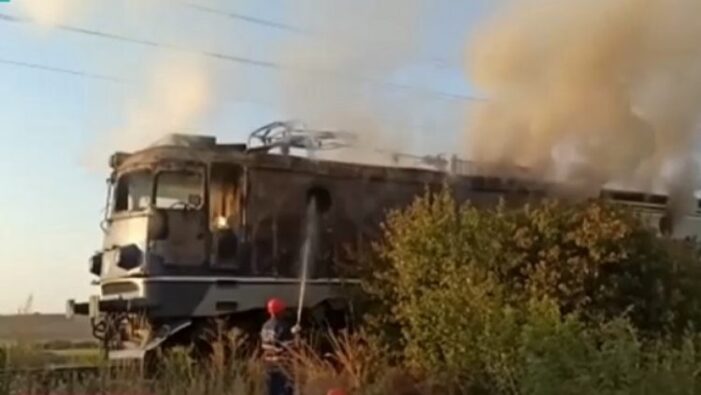 O locomotiva a luat foc ! 30 de calatori in vagoane !