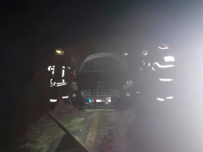 Incendiu in localitatea Botiz. O masina a luat foc (Foto)