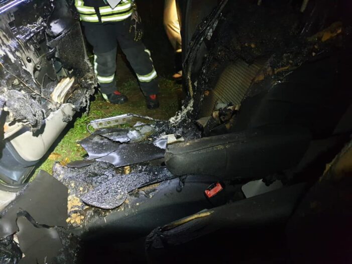 O masina a luat foc. Flacarile au distrus tot ! (Foto)