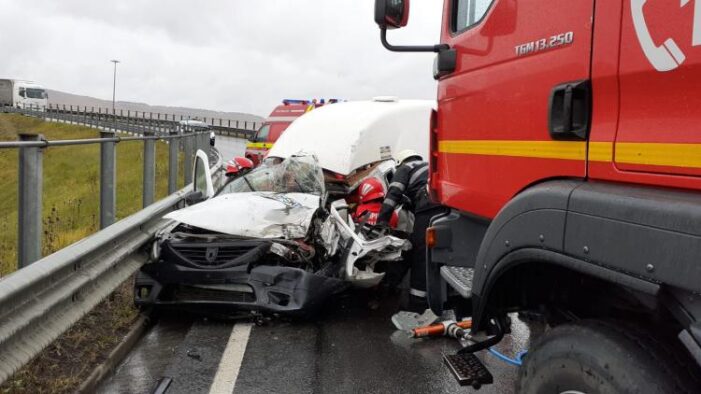 S-a izbit cu masina de un TIR. Un tanar de 23 de ani, in stare critica (Foto)