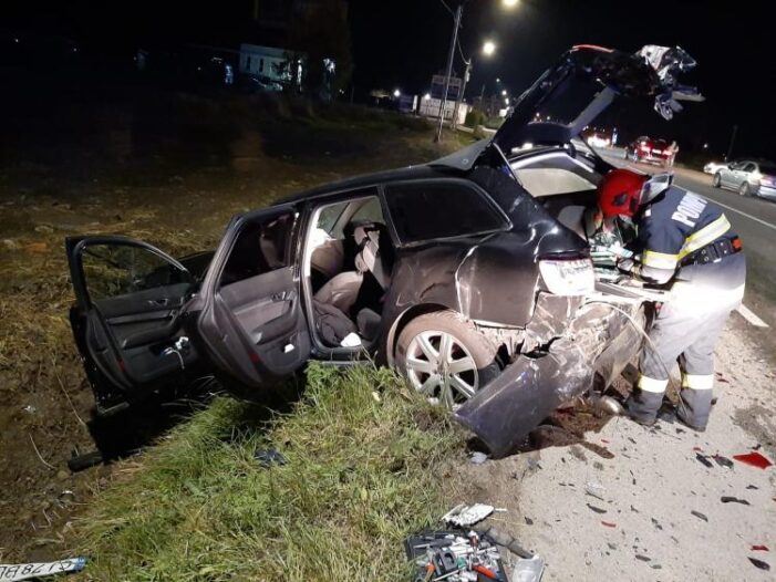 Accident cu trei raniti ! O masina facuta praf ! (Foto)