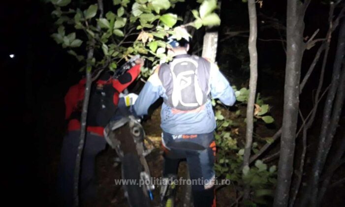 Doi motociclisti s-au ratacit in padure, la cativa zeci de metri de granita (Foto)