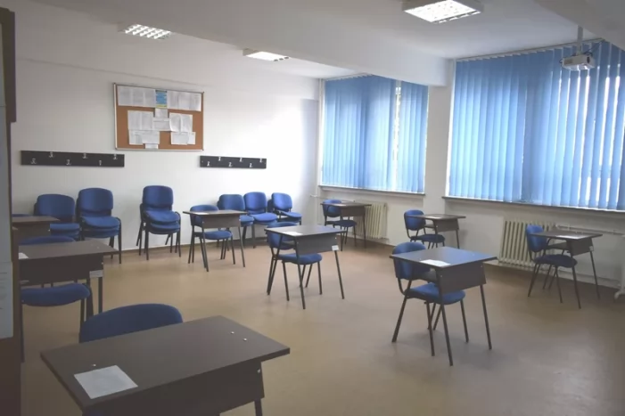Amenzi pentru angajații din școli care pretind bani elevilor
