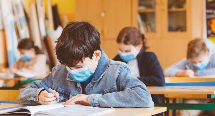 Ministrul Sănătății recomandă elevilor să poarte masca de protecție la școală