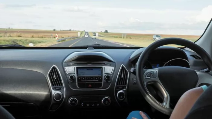 Proiect: Mașinile cu volan pe dreapta înmatriculate în România ar putea fi interzise