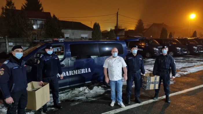 Zeci de portii de mâncare pregătite de jandarmi pentru beneficiarii Adapostului de noapte Satu Mare (Foto)