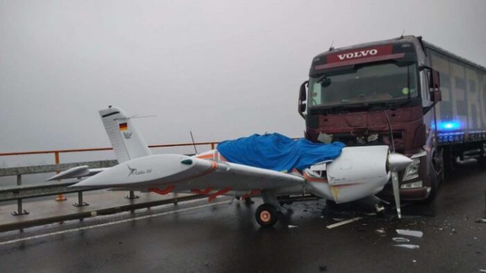 Un român s-a izbit cu TIR-ul de un avion, pe o autostradă din Germania (Foto)
