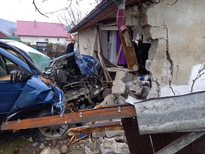 A intrat cu BMW-ul intr-o casa (Foto)
