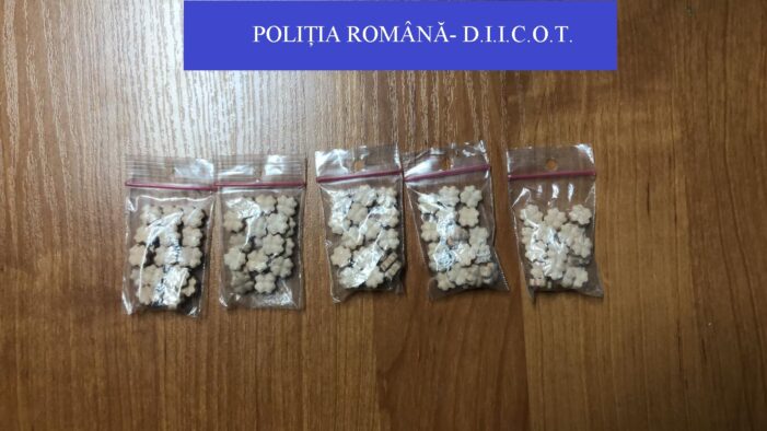 Doi traficanti de droguri prinsi in flagrant !