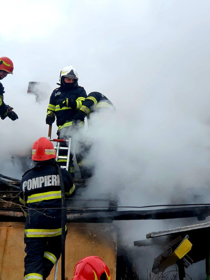 Acoperisul unei case, distrus de foc (Foto)