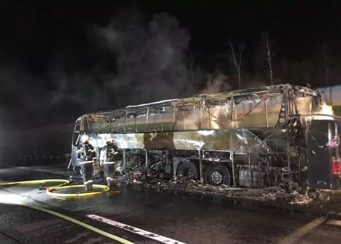 Un autocar cu 13 români a luat foc în Austria. S-a făcut scrum (Foto)