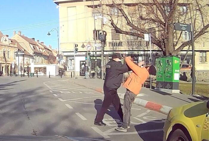 Politist local, bataus. Filmat cum loveste cu pumnii un om (Video)