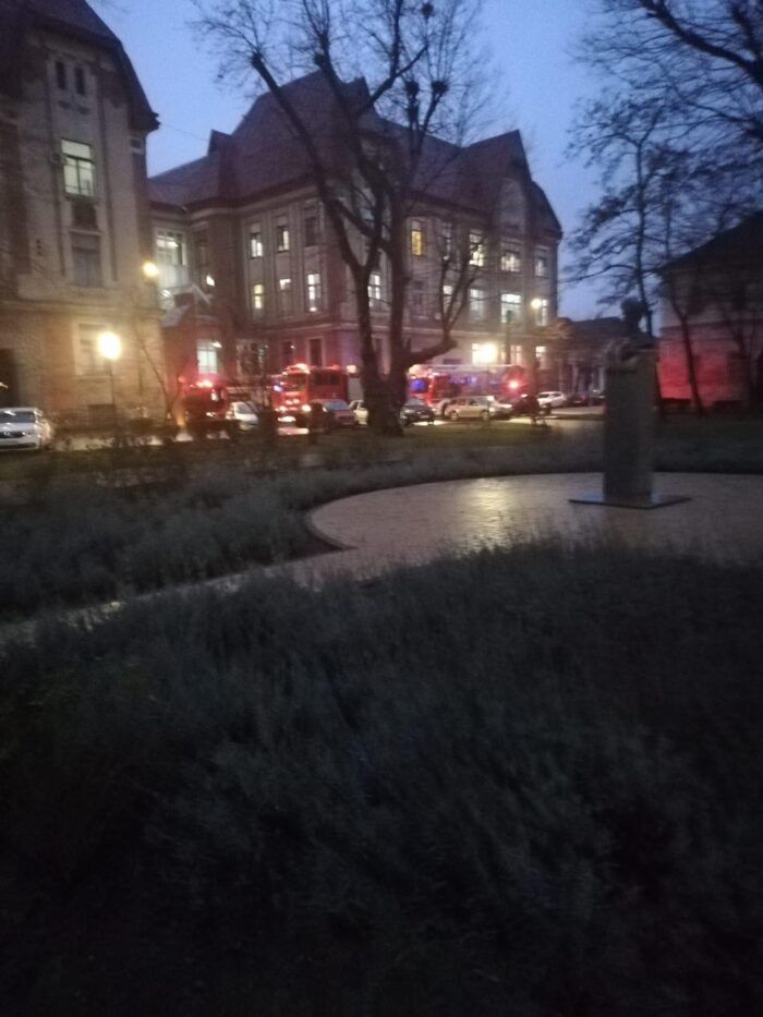 Incendiu la Spitalul Vechi. Pompierii la fata locului (Foto)