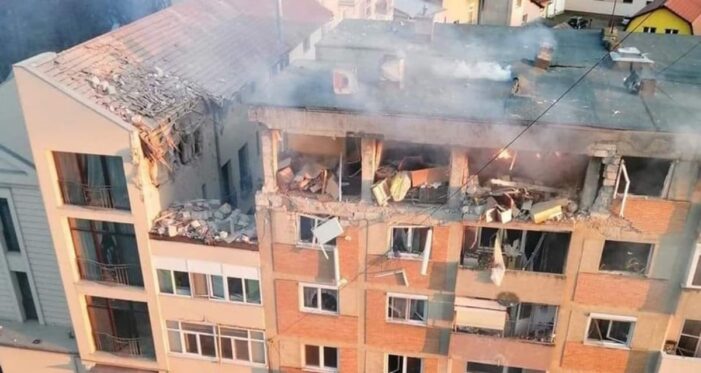 Bilant explozie Carei: 3 oameni in stare grava ! 8 apartamente distruse complet ! (Foto)