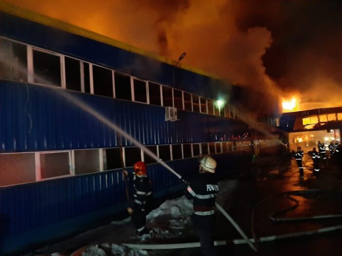 Incendiu urias. Au intervenit pompieri din trei judete ! (Foto)