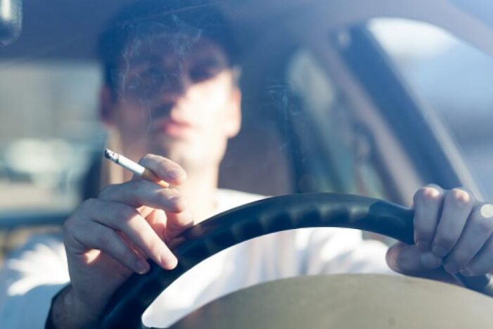 Șoferii pot fi amendați dacă fumează într-o mașină de serviciu