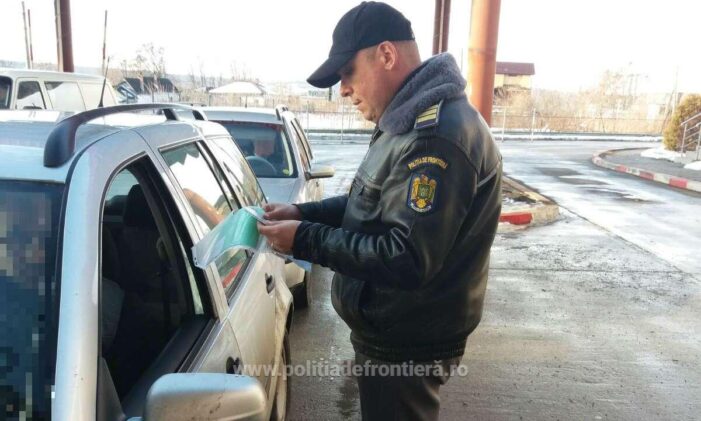 A vrut să iasă din țară cu documentul fratelui său