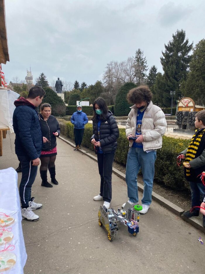Elevi satmareni, impreuna cu robotul lor, au oferit martisoare in centrul Satmarului (Foto)