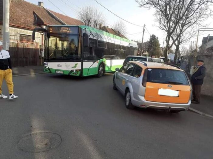 Autobuze Transurban, oprite in trafic. Masini parcate neregulamentar (Foto)