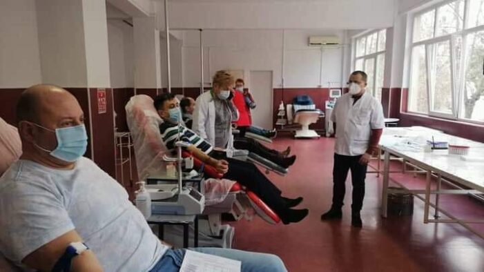 Angajații Prefecturii doneaza sânge pentru a ajuta victimele războiului din Ucraina (Foto)