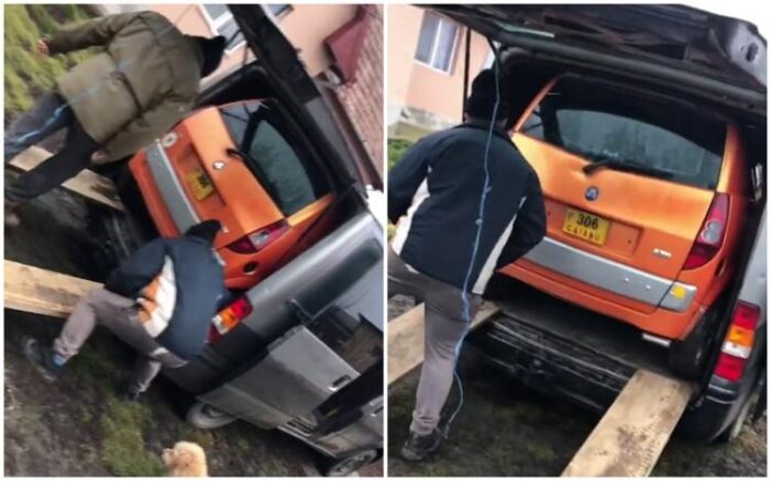 Au băgat mașina într-o dubă și nu au mai putut-o da jos (Foto)