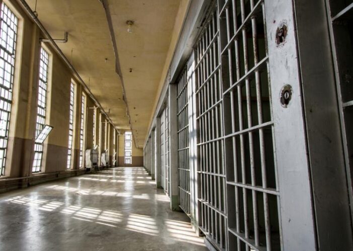 Un deținut în Penitenciarul Satu Mare, prins când își facea alcool în celula