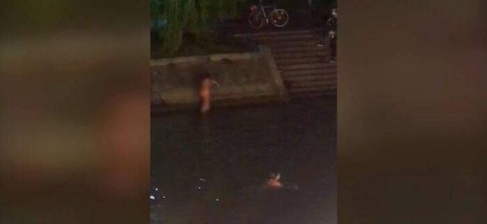 Baie in rau … in centrul orasului (Foto)