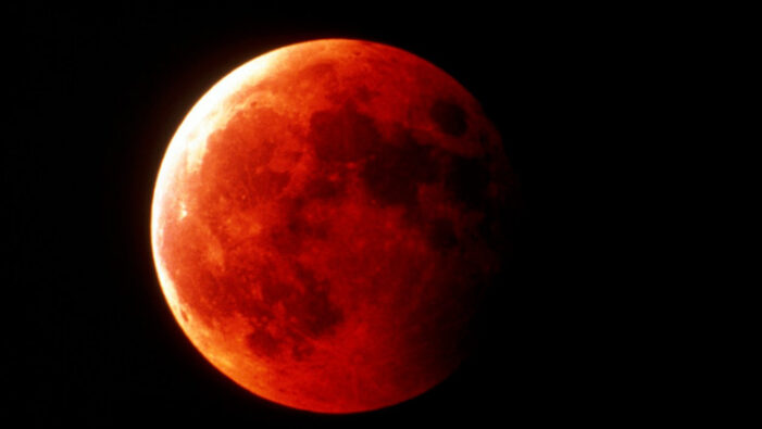 Eclipsă totală de Lună în noaptea de duminică spre luni. La ce oră va fi vizibilă în România