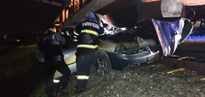 Maşină lovită de tren în Satu Mare. Un tânăr de 19 ani a murit pe loc (Foto)