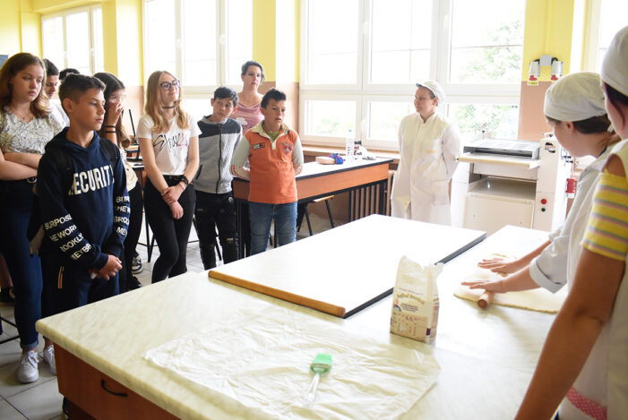 Oferta educationala. Elevi din Turulung „gusta” din oportunitatile de viitor (Foto)