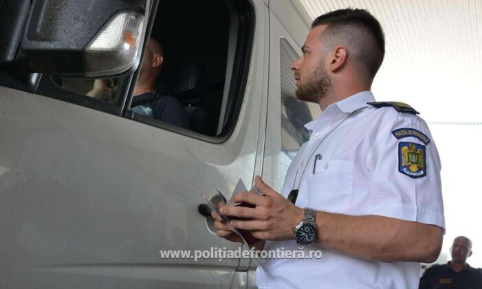 Un pakistanez a încercat să iasă din ţară cu paşaportul altei persoane