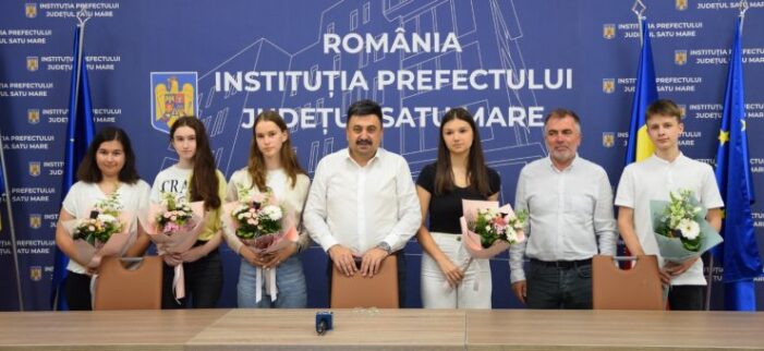 Elevii care au luat 10 la Evaluarea Nationala, premiati de prefect