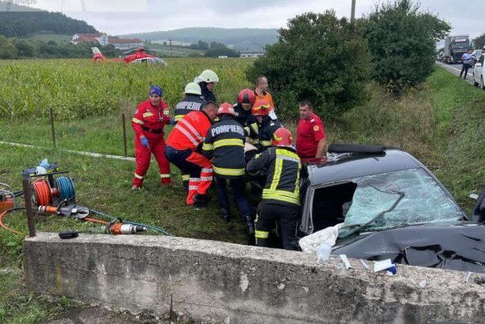 Doi soţi au murit, după ce maşina în care se aflau s-a izbit de un cap de pod