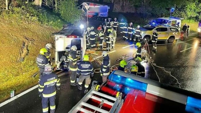 Un microbuz plin cu români, accident în Austria: O femeie a murit (Foto)