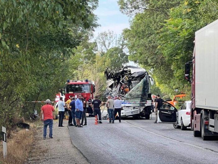 Autocar romanesc, zdrobit in Bulgaria. 3 romani au murit in accident