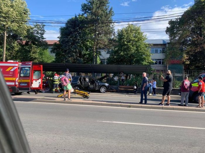 Un şofer căruia i s-a făcut rău la volan a intrat cu maşina în staţia de autobuz
