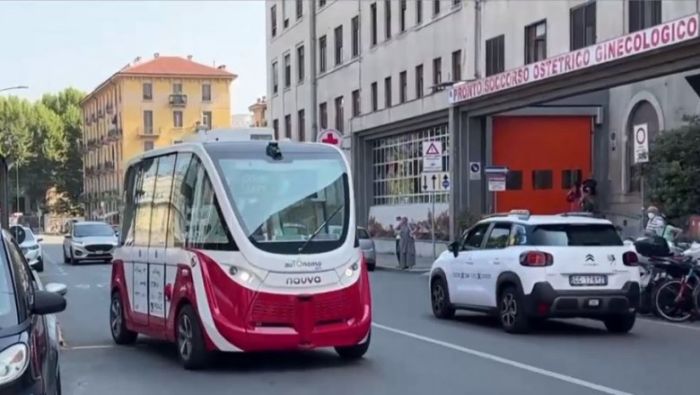 Italienii au testat la Torino un microbuz electric, dotat cu hărți 3D ale străzilor