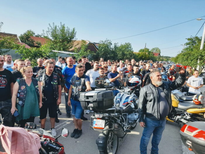 Cadou pentru Renata. Sute de motociclisti ajuta o adolescenta bolnava de cancer (Foto&video)