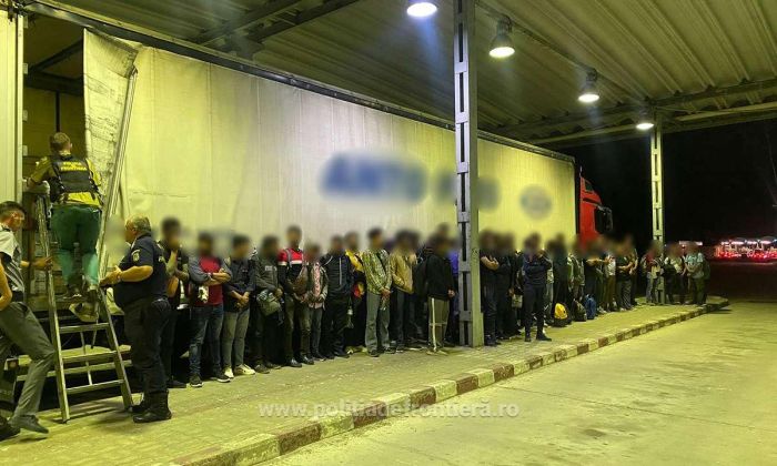 50 de migranti, opriti la Petea. Doi soferi de TIR, retinuti (Foto)