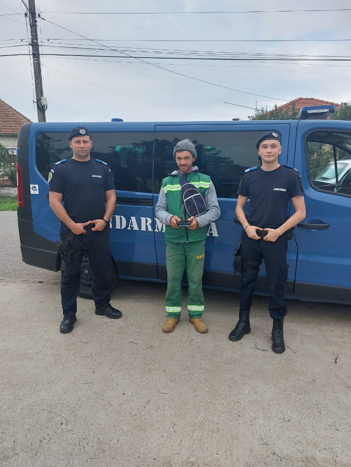 Portofel restituit proprietarului cu sprijinul jandarmilor (Foto)