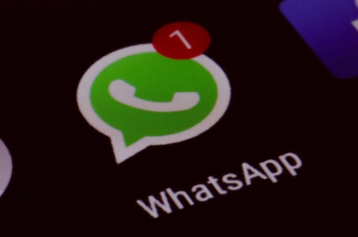 O nouă păcăleală circulă pe WhatsApp în România. Rămâi fără bani pe card