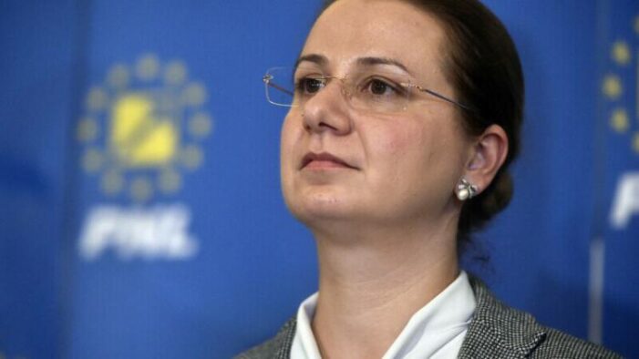 Ce spune ministrul Educaţiei, Ligia Deca, referitor la trecerea școlii în mediul online