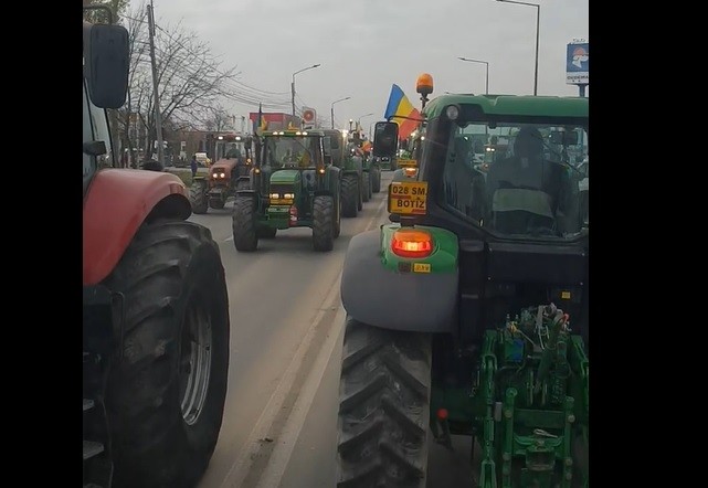 Protest cu utilajele agricole ! Fermierii din judeţul Satu Mare au ieşit în stradă ! (Foto)