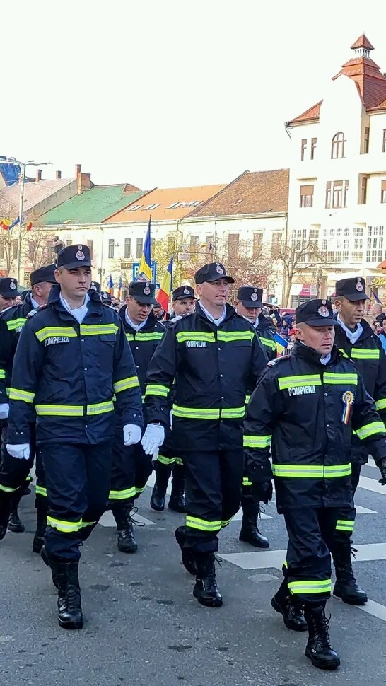Pompieri avansaţi în grad, de Ziua Naţionala (Foto)