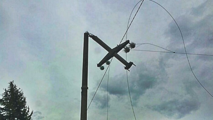 Un şofer beat a rupt cablurile de curent