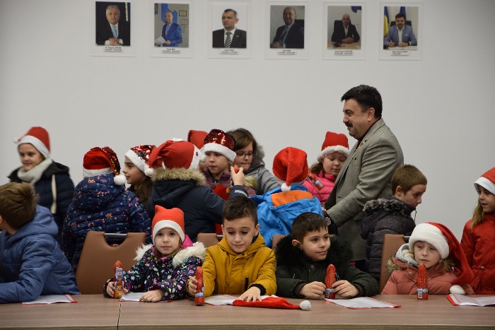 Primii colindători la Instituția Prefectului județul Satu Mare