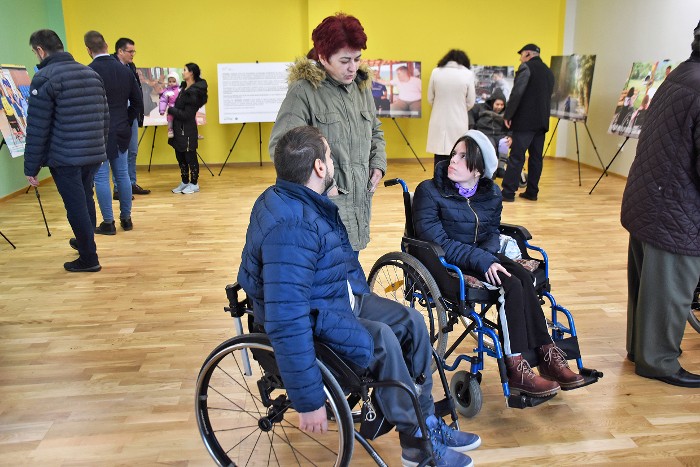 Alături de persoanele cu dizabilităţi (Foto)