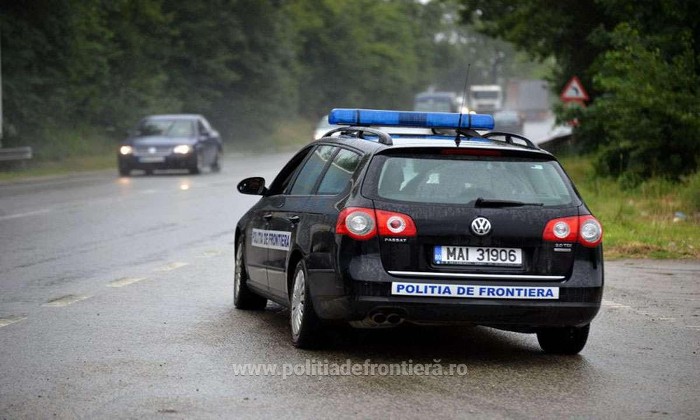 Minor  la volanul unei mașini, oprit în trafic