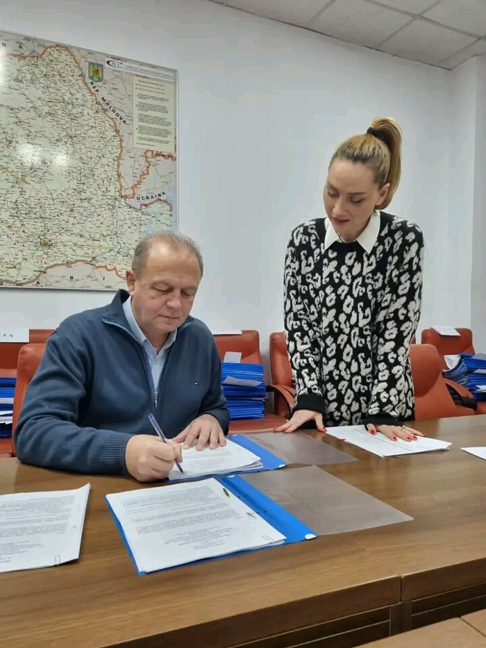 Primarul a semnat contractele ! Investiţii majore într-o localitate din judeţ ! (Foto)